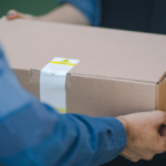 Spedizioni pacchi Usa, stop temporaneo di Poste Italiane e altri corrieri europei: ecco perché