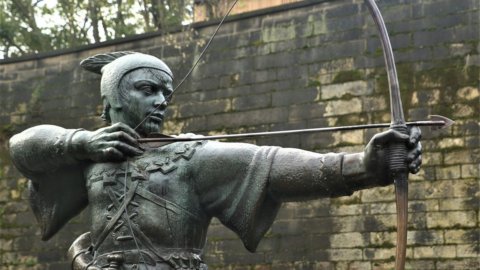 Robin Hood saat menyerang: perak, sarung tangan, dan Nokia terlihat