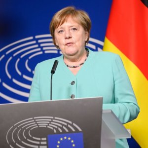 Renzi meluncurkan kembali Merkel sebagai mediator antara Rusia dan Ukraina: "Senjata dan sanksi tidak cukup"