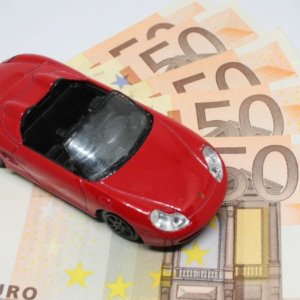 Rc auto, prezzi in calo: si riduce il gap Nord-Sud