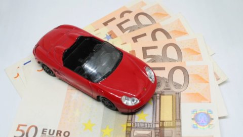 Rc auto, prezzi in calo: si riduce il gap Nord-Sud