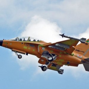 Leonardo, primo volo per l’M-346 con radar Grifo