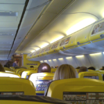 Bagagli fuori misura: Ryanair lancia bonus da 2,50 euro per il personale che scova i “furbetti” del trolley