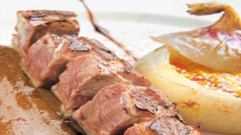 Recette d'Enrico Gerli : brochette de magret d'oie, oignon doux de Brême farci et poivrons de Voghera