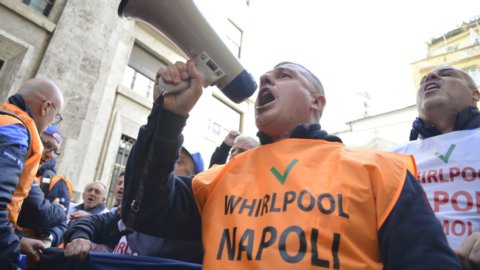 Whirlpool Napoli: chiusura confermata il 31 ottobre, è scontro