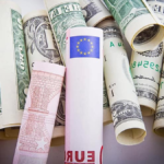 Dollaro: peggior calo dagli anni ’70 ma non finirà qui. È il grande momento dell’euro? Le parole di Lagarde