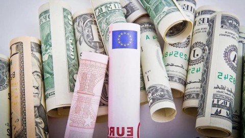 Effetto Bce: sale l’euro, vendite su Btp. Risorge il tech