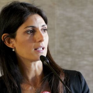 Roma, Raggi si ricandida e spiazza M5S: Pd non ci sta