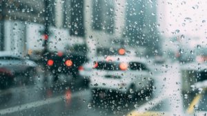Pioggia - meteo - auto sfocate