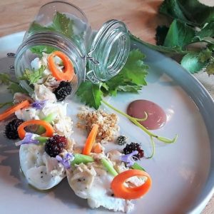 Resep Claudio Ruta: Ayam Ragusa dengan mozzarella kerbau, mulberry hitam, dan vinaigrette cokelat "quarto"