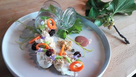 Claudio Ruta'nın tarifi: Buffalo mozzarella peyniri, karadut ve "quarto" çikolata sosu ile Ragusa tavuğu