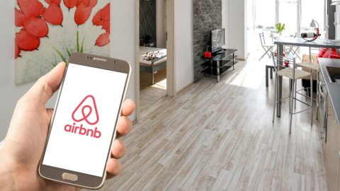 AirBnb pagherà 576 milioni al Fisco: trovato accordo con l’Agenzia delle Entrate, dal 2024 applicherà la cedolare secca