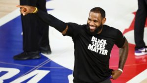 LeBron James con la maglia Black Lives Matter