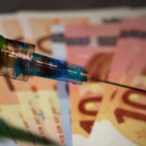 Vaccino solo nel 2021, il super-euro spaventa la Bce
