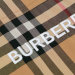 Burberry torna a crescere: Usa e Cina spingono le vendite (+5%), ma la Borsa resta fredda e il titolo scivola a Londra