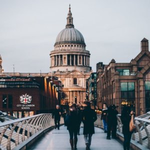 Covid torna a far paura: Uk a rischio lockdown, casi record in Francia