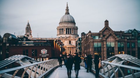 Covid torna a far paura: Uk a rischio lockdown, casi record in Francia