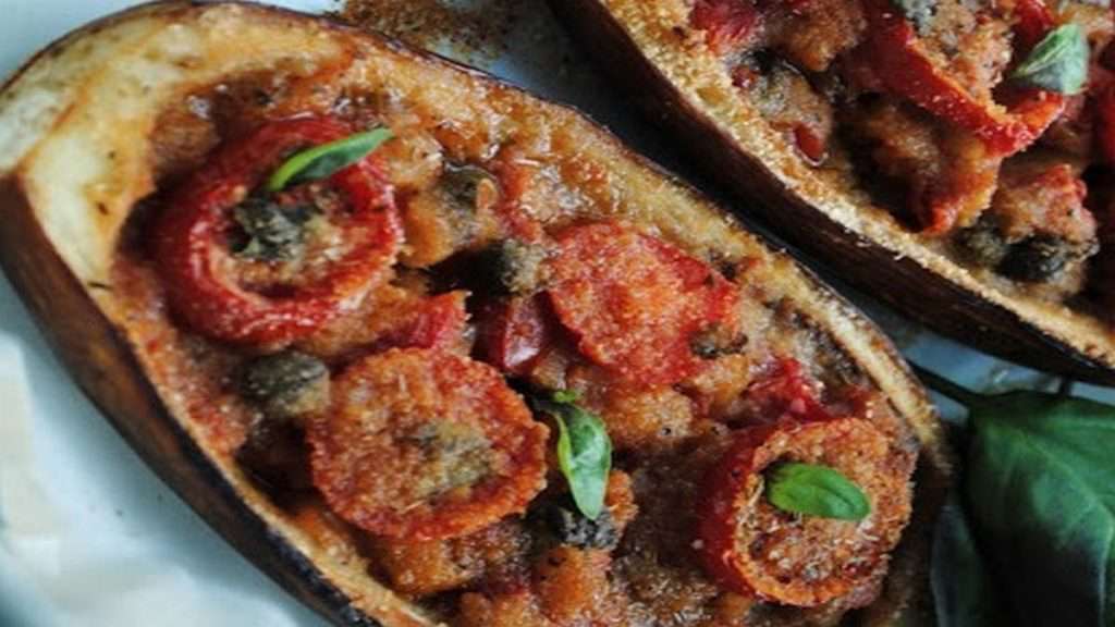 টমেটো ক্যাপার্স এবং তুলসী সঙ্গে aubergines au gratin