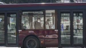 Trasporti: passeggeri con mascherina su bus Atac