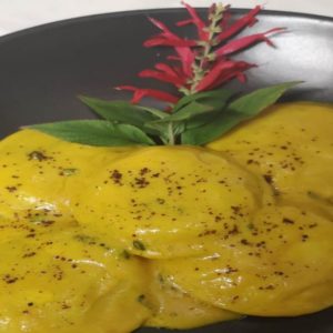 La ricetta di Umberto Amato: ravioli di cappasanta e crostacei con curcuma e salvia