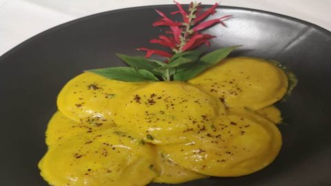 La ricetta di Umberto Amato: ravioli di cappasanta e crostacei con curcuma e salvia