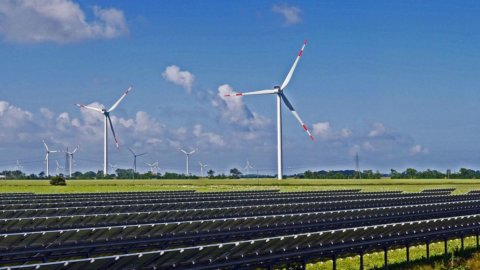 Utility rinnovabili a gonfie vele: F2i compra impianti in Spagna insieme a Crédit Agricole