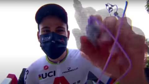 Giro d'Italia: ガンナがタイム トライアルで優勝し、初のピンク ジャージ