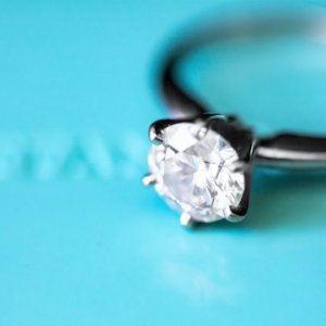 Lvmh-Tiffany, Frieden geschlossen: neue Vereinbarung und "rabattierte" Hochzeit