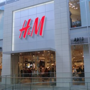 H&M punta sull’e-commerce e chiuderà 250 negozi