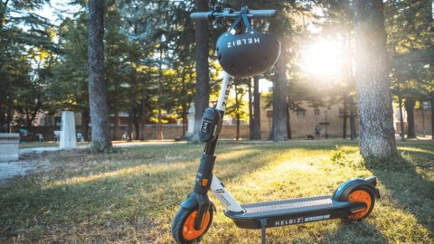 Enel suministra energía renovable a los scooters Helbiz