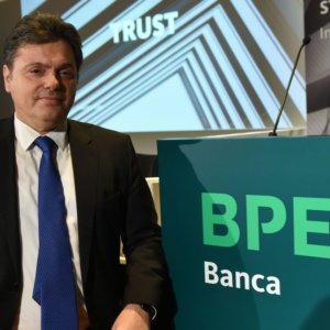 Bper Banca выделяется на фондовой бирже прибылью в 1,4 миллиарда долларов и новым партнерством по проблемным кредитам. Мпс глухой удар