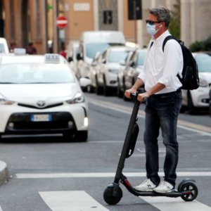 Chaos scooters, hacia la obligación de casco y carnet para menores