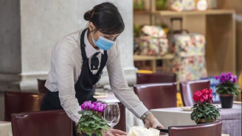 Coronavirüs, herkes için maske. Bölgeler restoranlara karar veriyor