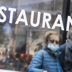 Bares y restaurantes, Macron: impuesto cero a las propinas pagadas con tarjeta