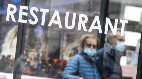 Bar e ristoranti, Macron: zero tasse sulle mance pagate con carta