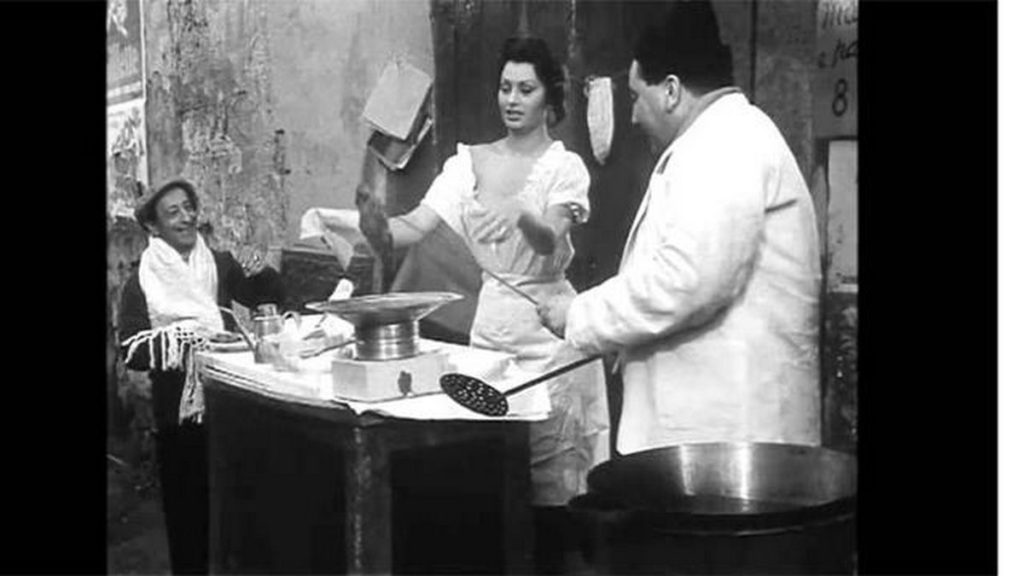 Sophia Loren, street pizza seller in L'Oro di Napoli