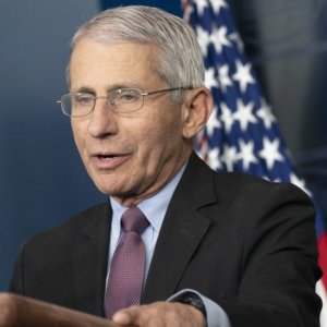 Usa, Fauci al fianco di Biden: “Meglio di Trump sulla pandemia”