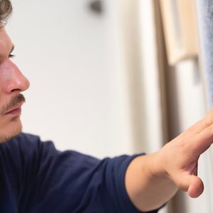 Luci da Brera: cinq jeunes artistes dans une exposition d'affiches dans la salle d'exposition