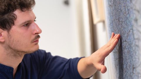 Luci da Brera: cinq jeunes artistes dans une exposition d'affiches dans la salle d'exposition