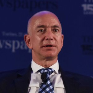 Bezos-Arnaultは、世界で最も裕福な王位をめぐって直接対決します