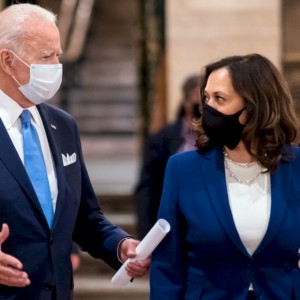 Vaccini, Biden apre all’Europa: “Condivideremo le dosi”