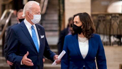 Vaccini, Biden apre all’Europa: “Condivideremo le dosi”