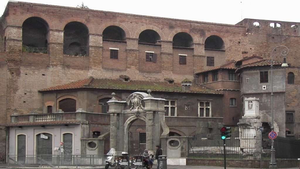 piazza fiume e le mura aureliane