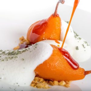 La ricetta di Giancarlo Morelli: pera allo zafferano, panna alla salvia e croccante alla nocciola