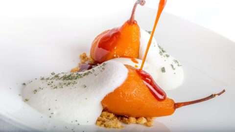 La recette de Giancarlo Morelli : poire au safran, crème de sauge et croquant aux noisettes