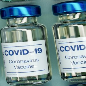 Vaccini e rischi di bolla deprimono le Borse