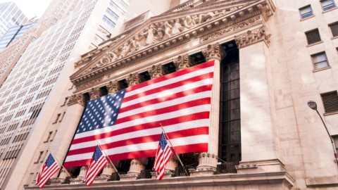 Borsa chiusura 25 aprile: Pil e inflazione Usa pesano su Wall Street (giù Meta) e deludono l’Europa. Milano in calo, arretra il lusso