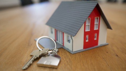 Borse ultime notizie: la Bce lancia l’allarme sull’immobiliare, il rialzo dei tassi pesa sugli investimenti