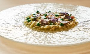 Risotto all'acqua di Pomodoro di Matteo Metullio chef 2 stelle Michelin dell'Harry's Piccolo di Trieste