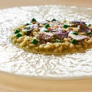 La ricetta di Matteo Metullio: risotto all’acqua di pomodoro, plancton, capperi, acciughe e basilico